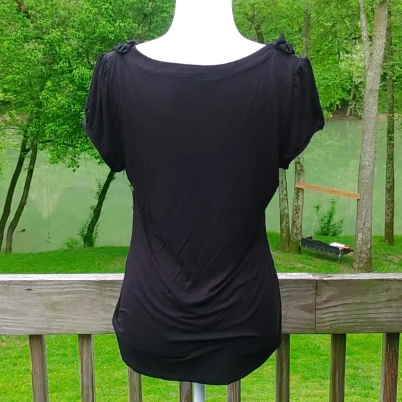 Grace Black Shrit with Flower Detail Size M - Picture 2 of 4
